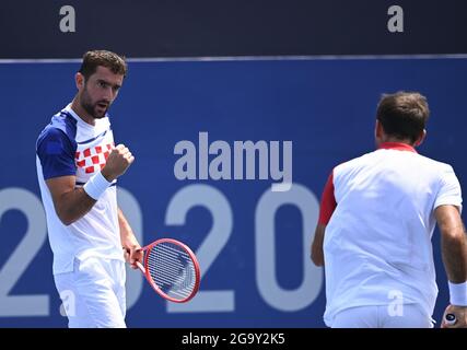 Tokyo. 28 luglio 2021. Marin Cilic(L) e Ivan Dodig della Croazia festeggiano dopo un certo punto durante la loro partita di quarti Men's Doubles contro Andy Murray e Joe Salisbury della Gran Bretagna durante i Giochi Olimpici di Tokyo 2020 all'Ariake Tennis Park di Tokyo, Giappone, il 28 luglio 2021. Credit: Dai Tianfang/Xinhua/Alamy Live News Foto Stock