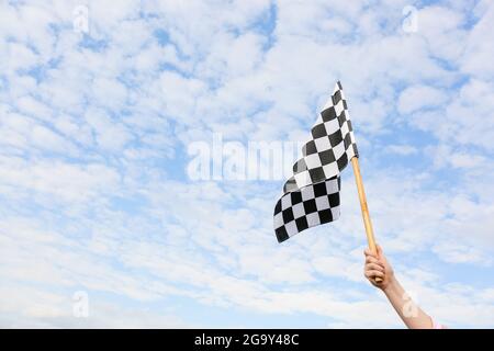 Donna con bandiera da corsa all'aperto Foto Stock