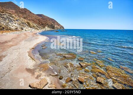 Spiaggia El Algarrobico a Carboneras, Almeria - la barriera corallina si trova nel Parco Naturale Cabo de Gata. Andalusia. Spagna. (Arrecife de las Sirenas Foto Stock