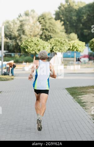 l'uomo anziano è impegnato a correre nell'aria fresca Foto Stock