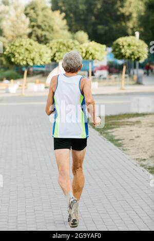 l'uomo anziano è impegnato a correre nell'aria fresca Foto Stock