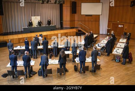 Leinfelden Echterdingen, Germania. 28 luglio 2021. I rappresentanti del Wolverhampton City Council e della Porsche se Holding sono seduti in una sala della Filderhalle all'inizio della procedura modello per gli investitori di capitale presso il Tribunale regionale superiore di Stoccarda. La procedura è contro la holding VW Porsche se in relazione allo scandalo del diesel. Come la corte si aspettava da una grande folla, l'audizione si terrà nella Filderhalle a Leinfelden-Echterdingen. Credit: Christoph Schmidt/dpa/Alamy Live News Foto Stock