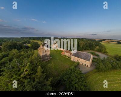 Vista aerea del castello di etal e del villaggio accanto al fiume Till, nord Northumberland, Inghilterra, Regno Unito Foto Stock