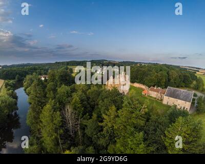 Vista aerea del castello di etal e del villaggio accanto al fiume Till, nord Northumberland, Inghilterra, Regno Unito Foto Stock