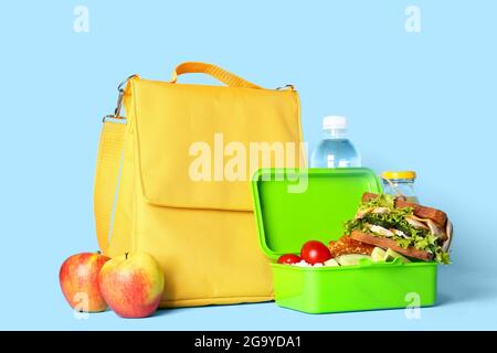 Sacco per pranzo e cibo su sfondo colorato Foto Stock