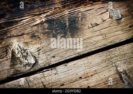 Sfondo in legno con un disegno annodato diagonale. Cornice con effetto luminoso. Foto Stock