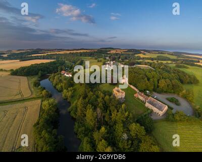 Vista aerea del castello di etal e del villaggio accanto al fiume Till, nord Northumberland, Inghilterra, Regno Unito Foto Stock