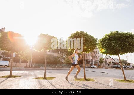 l'uomo anziano è impegnato a correre nell'aria fresca Foto Stock