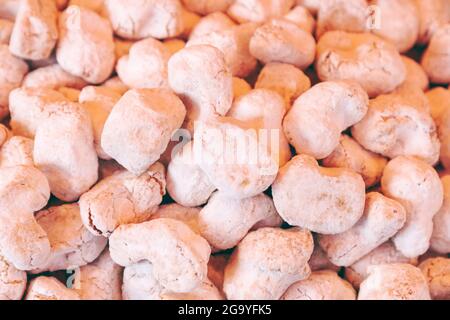 Biscotti italiani tradizionali a base di farina di mandorle (amaretti) ricoperti di zucchero in polvere Foto Stock