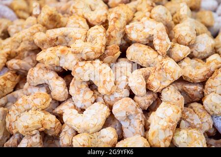 Biscotti italiani tradizionali a base di farina di mandorle (amaretti) ricoperti di zucchero in polvere Foto Stock