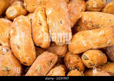 Pane rustico italiano appena sfornato con olive verdi al mercato domenicale Foto Stock