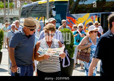 guida alla consulenza per coppie mature. Malaga, Spagna. Controllo delle mappe per le posizioni Foto Stock