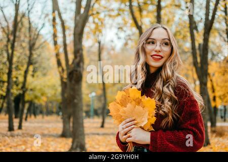 Attività per felice autunno, migliorare te stesso, modi per essere felice e sano autunno. Abbracciate la vita, la felicità, le abitudini gioiose, la consapevolezza, la salute e. Foto Stock