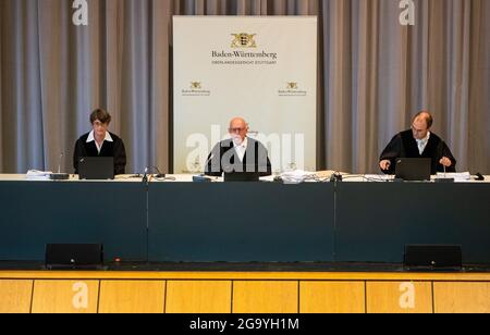 Leinfelden Echterdingen, Germania. 28 luglio 2021. Stefan Vetter (M), giudice e presidente del senato, siede in una sala della Filderhalle all'inizio della procedura modello per gli investitori di capitale presso il Tribunale regionale superiore di Stoccarda. I procedimenti contro la holding VW Porsche se sono collegati allo scandalo del diesel. Gli investitori accusano l'azienda di aver informato i mercati troppo tardi sulle conseguenze finanziarie dello scandalo diesel VW. Credit: Christoph Schmidt/dpa/Alamy Live News Foto Stock