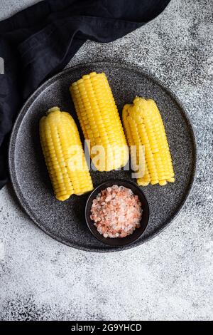 Piatto di pannocchie di mais con sale rosa dell'himalaya Foto Stock