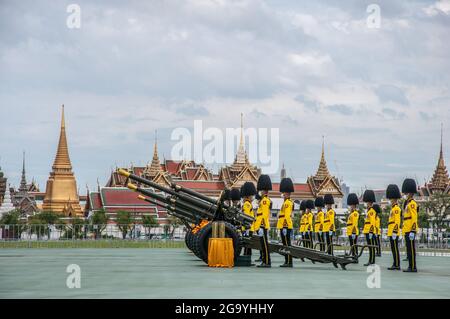 Bangkok, Thailandia. 28 luglio 2021. Le guardie reali Tailandesi preparano per un saluto da 21 cannoni per celebrare il 69° compleanno del re Maha Vajiralongkorn, conosciuto anche come Re Rama X. UNA compagnia del 1° Battaglione di artiglieria, 1° Reggimento di artiglieria di campo, Guardia del Re, Il 28 luglio 2021 ha tenuto un saluto da 21 armi per celebrare il 69° compleanno di sua Maestà il Re Maha Vajiralongkorn (Re Rama X). La cerimonia militare in onore del Re si è tenuta nella parata reale di Sanam Luang, adiacente al Grand Palace. Credit: SOPA Images Limited/Alamy Live News Foto Stock