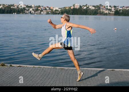 l'uomo anziano è impegnato a correre nell'aria fresca Foto Stock