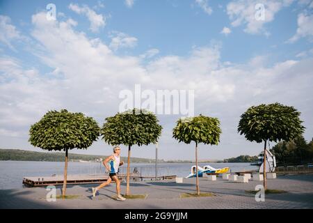 l'uomo anziano è impegnato a correre nell'aria fresca Foto Stock