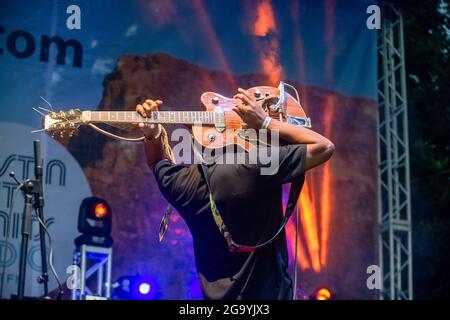 AUSTIN, TX - LUGLIO 27: Bomani Ray Barton si esibisce in concerto con Kydd Jones durante il primo show del 30° anniversario del 'Blues on the Green' di Austin City Limits radio, che ha personalmente curato allo Zilker Park il 27 Luglio 2021 ad Austin, Texas. (Foto di Maggie Boyd/Sipa USA) Credit: Sipa USA/Alamy Live News Foto Stock