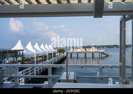 Die Seebar an der Kieler Förde im Sommer ein Hotspot zum entspannen, baden und Schiffe beobachten Foto Stock