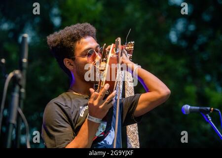 AUSTIN, TX - LUGLIO 27: Bomani Ray Barton si esibisce in concerto con Kydd Jones durante il primo show del 30° anniversario del 'Blues on the Green' di Austin City Limits radio, che ha personalmente curato allo Zilker Park il 27 Luglio 2021 ad Austin, Texas. (Foto di Maggie Boyd/Sipa USA) Credit: Sipa USA/Alamy Live News Foto Stock