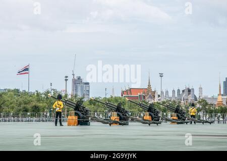 Le guardie reali Tailandesi si levano in guardia accanto ai cannoni prima di eseguire un saluto da 21 cannoni per celebrare il 69° compleanno del re Maha Vajiralongkorn, conosciuto anche come re Rama X. UNA compagnia del 1° Battaglione di artiglieria, 1° reggimento di artiglieria, la Guardia del Re, Il 28 luglio 2021 ha tenuto un saluto da 21 armi per celebrare il 69° compleanno di sua Maestà il Re Maha Vajiralongkorn (Re Rama X). La cerimonia militare in onore del Re si è tenuta nella parata reale di Sanam Luang, adiacente al Grand Palace. (Foto di Peerapon Boonyakiat/SOPA Images/Sipa USA) Foto Stock