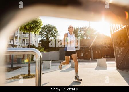 l'uomo anziano è impegnato a correre nell'aria fresca Foto Stock