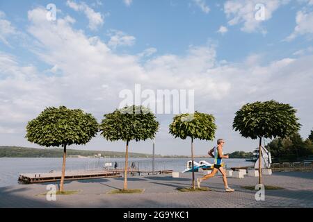 l'uomo anziano è impegnato a correre nell'aria fresca Foto Stock