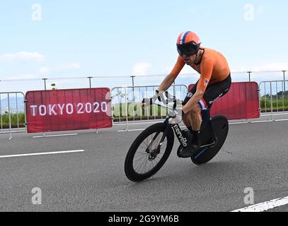 Shizuoka, Giappone. 28 luglio 2021. Tom Dumoulin dei Paesi Bassi compete durante la prova individuale a tempo degli uomini della pista ciclabile di Tokyo 2020 a Shizuoka, Giappone, 28 luglio 2021. Credit: He Changshan/Xinhua/Alamy Live News Foto Stock