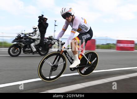 Shizuoka, Giappone. 28 luglio 2021. Jon Izagirre Insausti di Spagna compete durante il trial individuale degli uomini della strada ciclistica di Tokyo 2020 a Shizuoka, Giappone, 28 luglio 2021. Credit: He Changshan/Xinhua/Alamy Live News Foto Stock