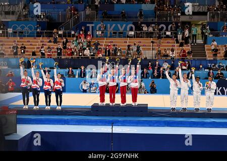Premiazione, da sinistra: Team GBR con Amelie MORGAN, Alice KINSELLA, Jennifer GADIROVA e Jessica GADIROVA (GBR), 3° posto, medaglia di bronzo, medaglia di bronzo, medaglia di bronzo, medaglia di bronzo, Medaglia di bronzo, Team ROC con Angelina MELNIKOVA, Vladislava URAZOVA LISTUNOVA, vincitore, campione olimpico, 1° posto, Medaglia d'oro, medaglia d'oro, campione olimpico, medaglia d'oro, Team USA con Grace Mc CALLUM, Jordan CHILES, Simone BILES, Sunsia LEE, 2° posto, Medaglia d'argento, medaglia d'argento, medaglia d'argento, medaglia d'argento, ginnastica, concorso di squadra femminile, ginnastica artistica, ginnastica femminile, ginnastica femminile Foto Stock