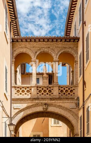 L'antico arco in Via del Seminario nel centro storico di Spoleto Foto Stock