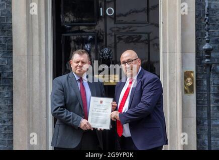 Londra, Regno Unito. 27 luglio 2021. John Apter, Presidente Nazionale della Federazione di polizia di Inghilterra e Galles e Ken Marsh, Presidente della Metropolitan Police Federation, consegnano una lettera a 10 Downing Street per conto dei loro 130,000 membri chiedendo un aumento di retribuzione e migliori condizioni. Credit: Mark Thomas/Alamy Live News Foto Stock