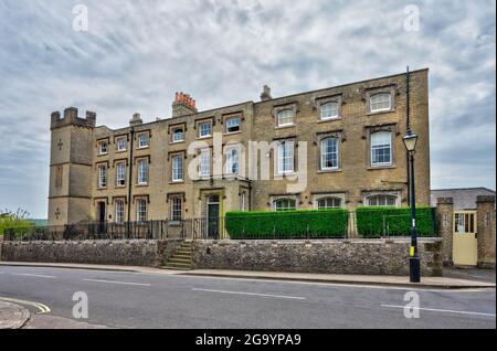 Tower House, Grade II elencato all'inizio del 1800 ex vicarage, ora 2 case a schiera in mattoni gialli in Arundel, West Sussex, Inghilterra, Regno Unito. Foto Stock