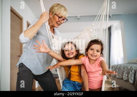 Buon nonno che gioca, divertendosi con i nipoti Foto Stock