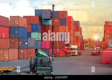 Movimentazione di cassoni portacontainer da parte dell'industria dei carrelli elevatori a forche con trasporto di autocarri Foto Stock