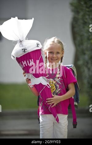 Scuola femminile principiante con cono scolastico quando inizia la scuola, Germania Foto Stock