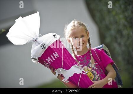 Scuola femminile principiante con cono scolastico quando inizia la scuola, Germania Foto Stock