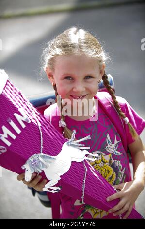 Scuola femminile principiante con cono scolastico quando inizia la scuola, Germania Foto Stock