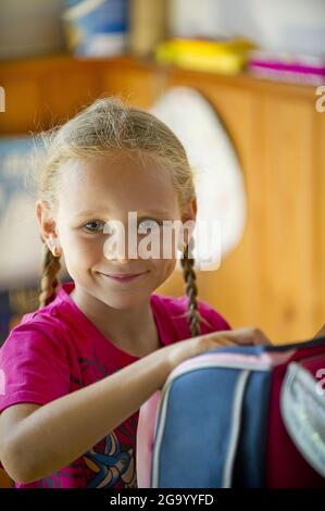 Orgogliosa scuola femminile principiante con satchel , Germania Foto Stock