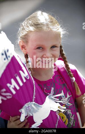 Scuola femminile principiante con cono scolastico quando inizia la scuola, Germania Foto Stock