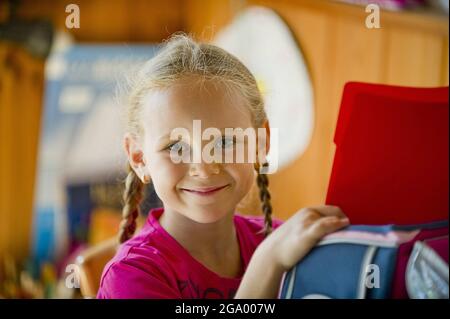 Orgogliosa scuola femminile principiante con satchel , Germania Foto Stock