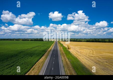 Strada asfaltata di campagna a vista aerea giorno d'estate Foto Stock