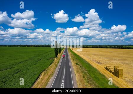 Vista aerea asfaltata grigia strada di campagna stretta Foto Stock