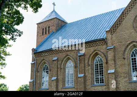 Vepriai, Lituania - 6 luglio 2021: Chiesa Parrocchiale di Santa Vergine Maria Rosario a Vepriai Foto Stock