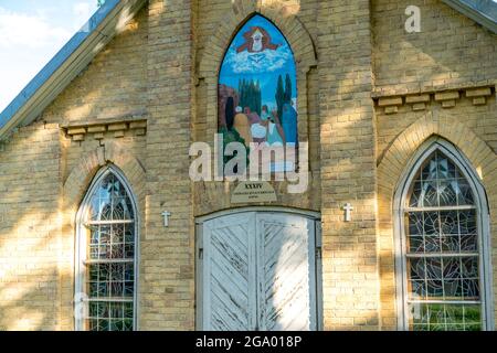 Vepriai, Lituania - 6 luglio 2021: Edificio accanto alla Chiesa Parrocchiale di Santa Vergine Maria Rosario a Vepriai Foto Stock