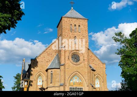 Vepriai, Lituania - 6 luglio 2021: Chiesa Parrocchiale di Santa Vergine Maria Rosario a Vepriai Foto Stock