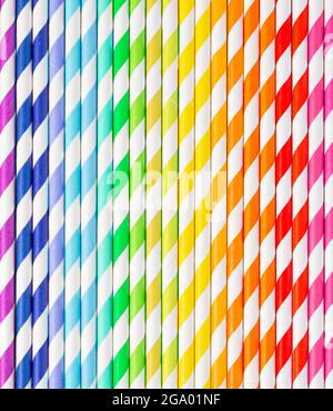 Sfondo della bevanda a strisce cannucce in diversi colori Foto Stock