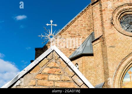Vepriai, Lituania - 6 luglio 2021: Chiesa Parrocchiale di Santa Vergine Maria Rosario a Vepriai Foto Stock