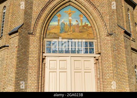 Vepriai, Lituania - 6 luglio 2021: Ingresso della Chiesa Parrocchiale di Santa Vergine Maria Rosario a Vepriai Foto Stock